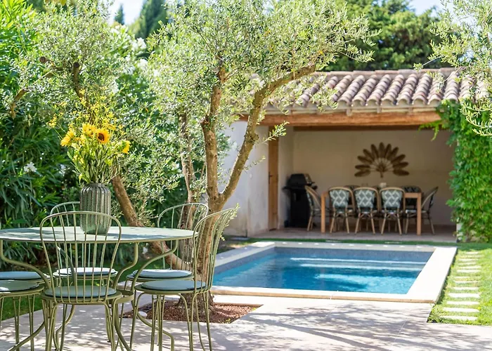 Gorgeous Village Home With Heated Pool, Ideally Located